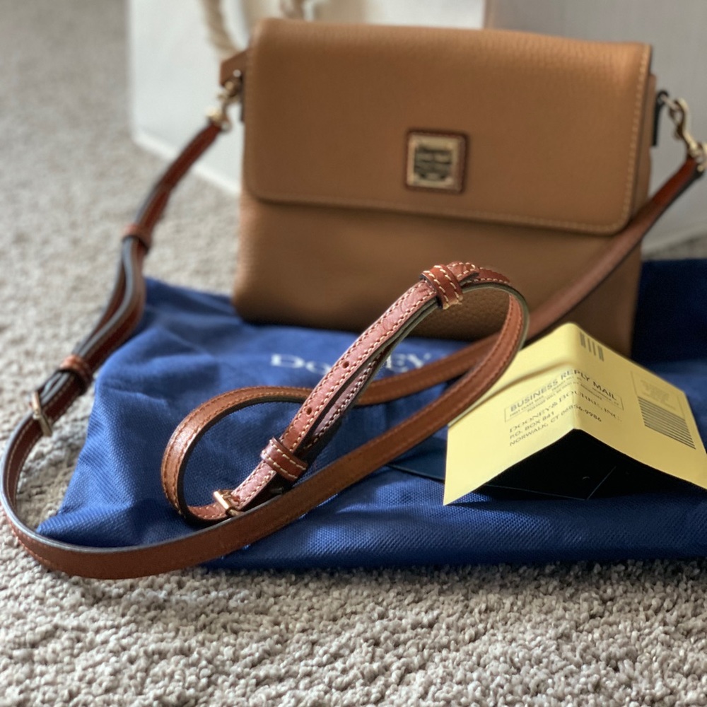 EUC Dooney and Bourke Hunter Crossbody in Pebbled Leather in Natural/Carmel
